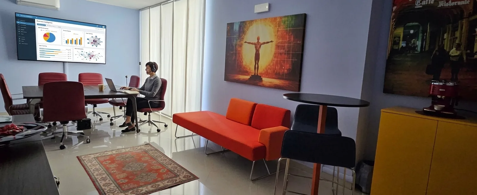 La sede Inquire: sala riunioni con dashboard a parete e area di accoglienza